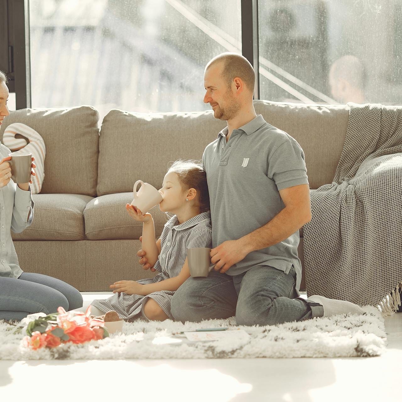 Far och dotter myser i soffan med varma drycker