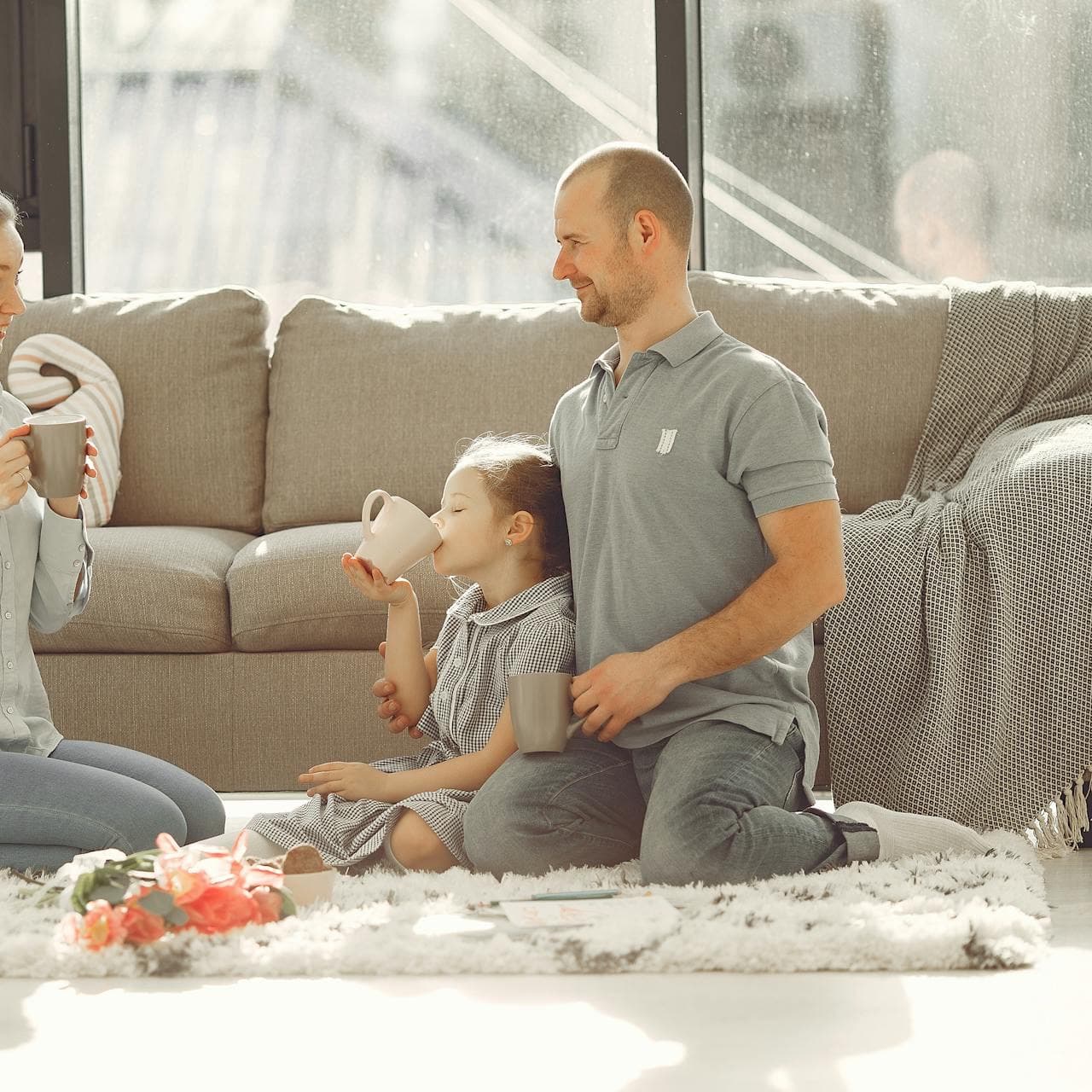 Far och dotter myser i soffan med varma drycker