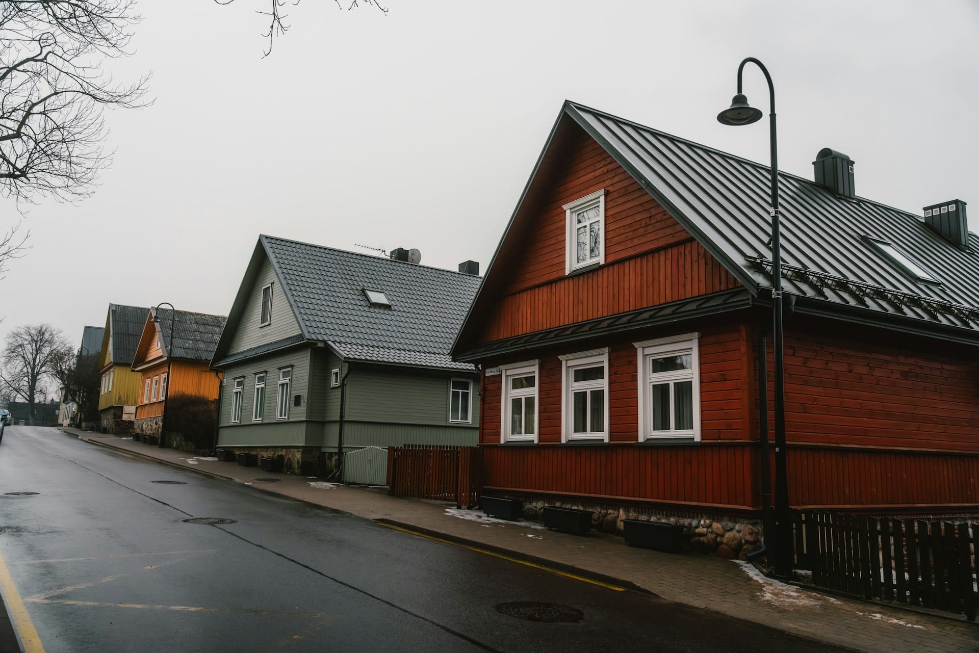 Färgglada nordiska hus längs en gata